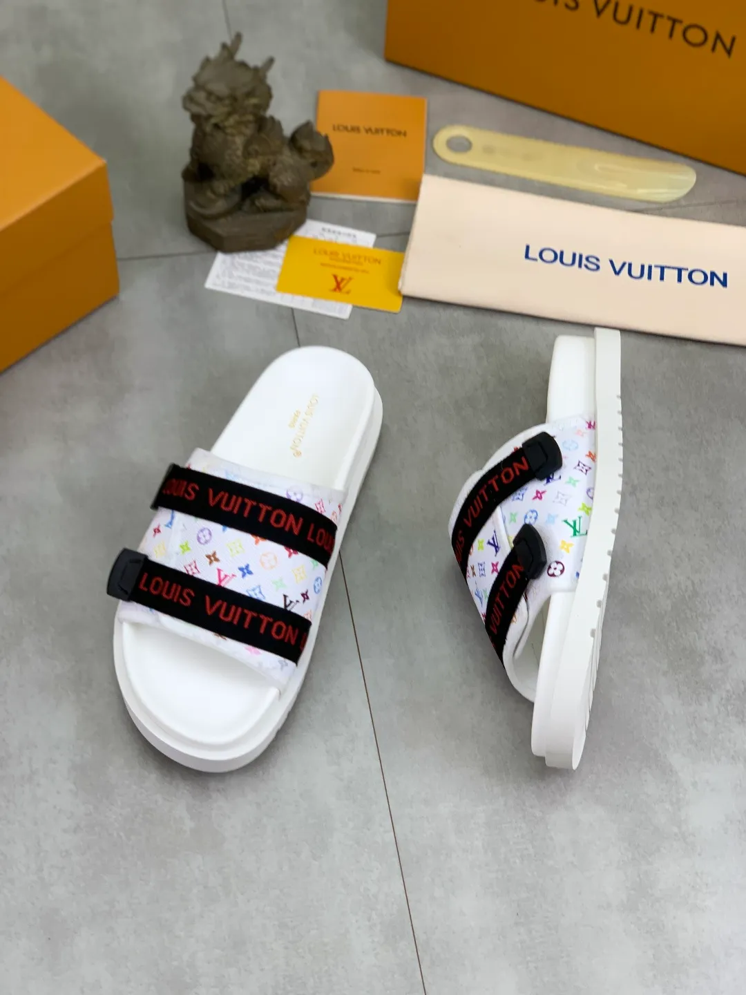 Men's shoes 💰P320💰【New style】🆘 Original quality 【LOUIS VUITTON】The popular Louis Vuitton LV men's slippers on the official website are on sale simultaneously! Original fabric imported from Italy, original factory special supply, code number: 38-44 (45 customized), many colors available